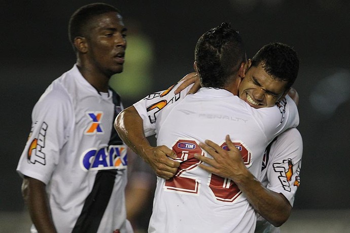 Número na camisa provisória contra o Joinville já teve padrão Umbro, a nova fornecedora (Foto: Marcelo Sadio / vasco.com.br)